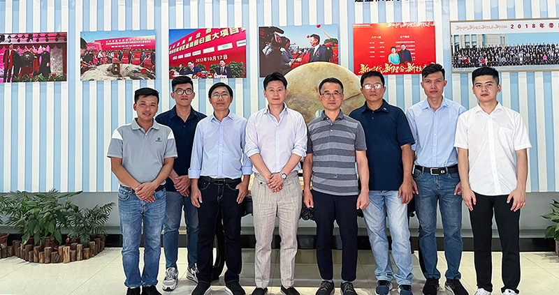 Accueillons chaleureusement nos partenaires commerciaux de longue date originaires de Corée du Sud et du Vietnam pour effectuer une inspection avant livraison dans la société TENAU.